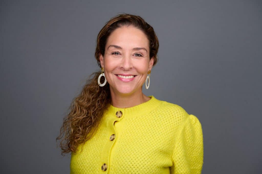 portretfoto medewerker voor grijze achtergrond