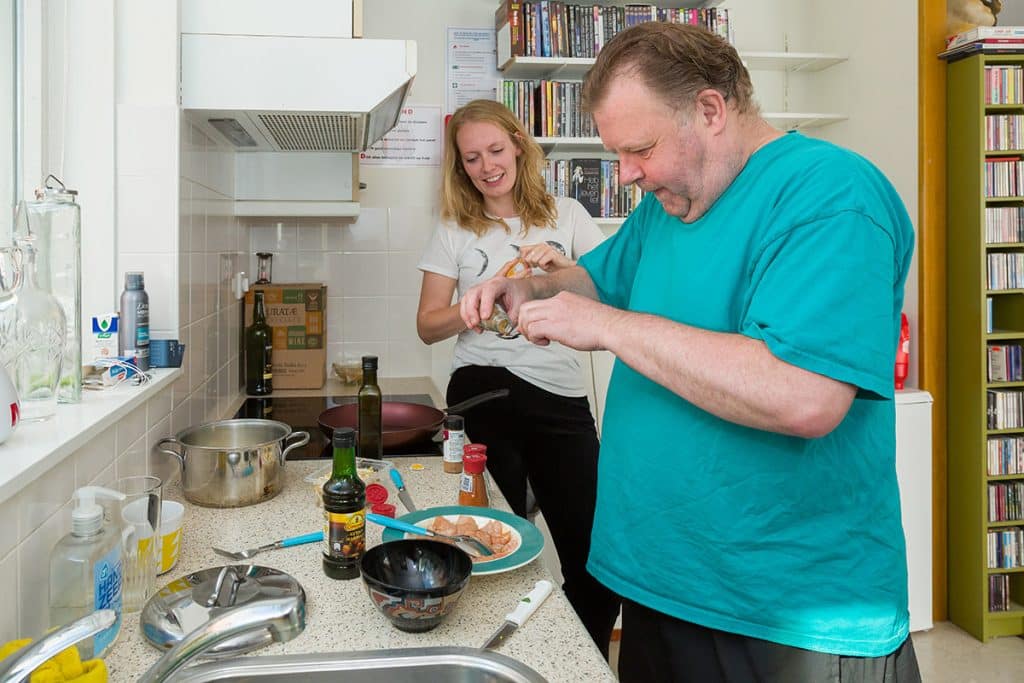 Twee personen staan in de keuken en gaan koken