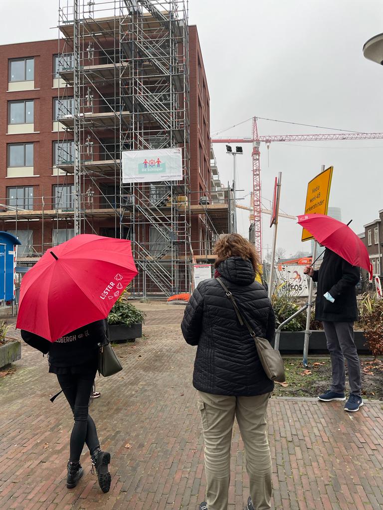 mensen wandelen met paraplu