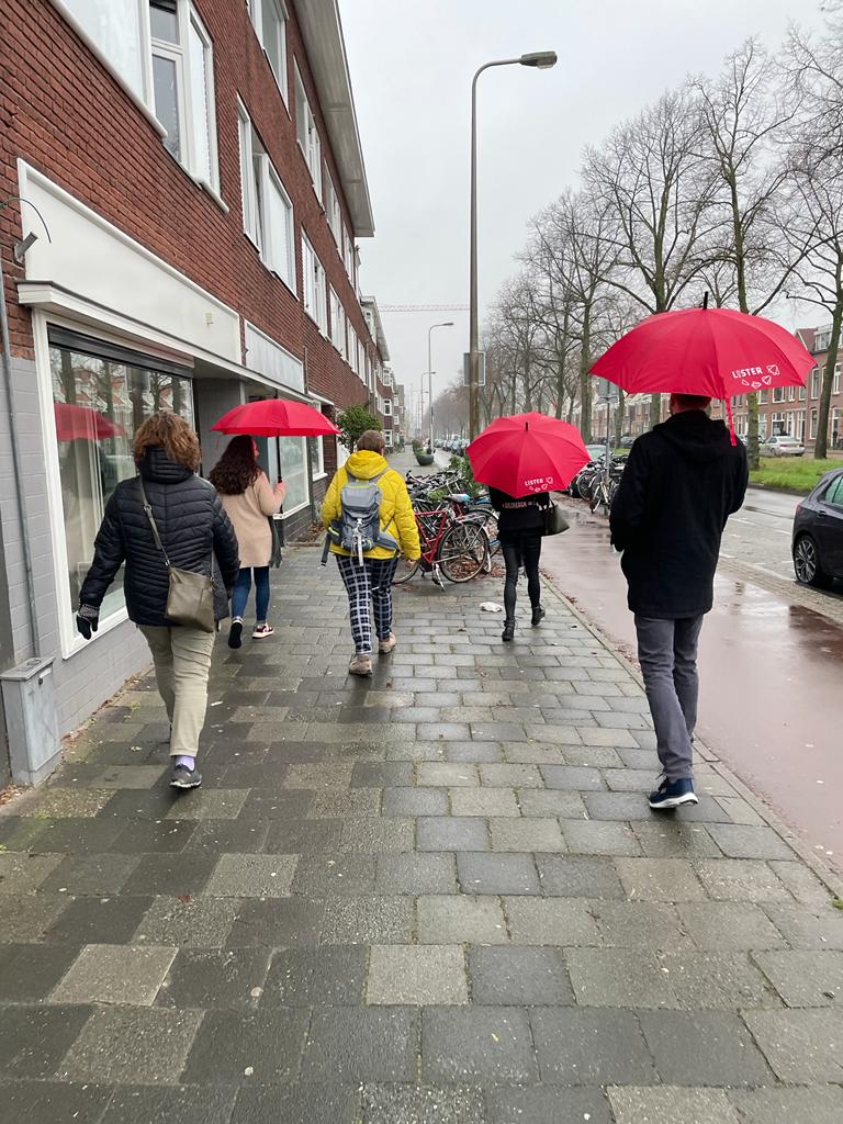 mensen wandelen met paraplu